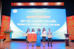 Hiệu trưởng Trịnh Thị Thu Hà trao cờ thi đua và khen thưởng cho các tập thể, cá nhân tiêu biểu trong phong trào thi đua.