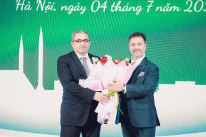Ngài Đại sứ Shovgi Mehdizada Azerbaijan (trái) nhận hoa cảm ơn từ Ngài Đại sứ Kohdayar Marri Pakistan (Phải) tại sự kiện