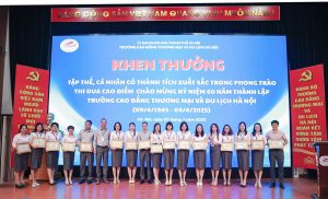 Phó Hiệu trưởng Nguyễn Thị Hồng Hoa và Nguyễn Hiếu trao khen thưởng các cá nhân.
