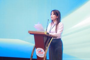 ThS. Nguyễn Thị Hồng Hoa, Phó Bí thư Đảng ủy, Phó Hiệu trưởng đọc báo cáo tổng kết năm học 2024 – 2025.