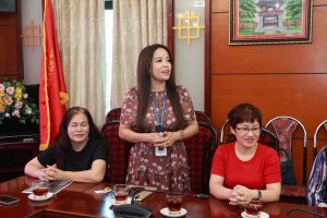 Cô Nguyễn Thị Hồng Hoa, Phó Hiệu trưởng Nhà trường chào đón đoàn trợ giảng.