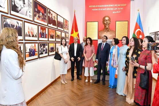 Phái đoàn tham quan Phòng lưu niệm Chủ tịch Hồ Chí Minh với ngành dầu khí Việt Nam – Azerbaijan