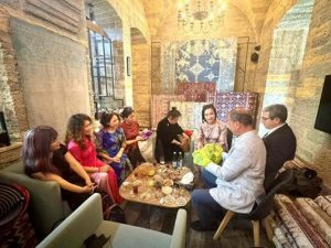 Ngài Shovgi Kamal Oglu Mehdizade – đại sứ Đặc mệnh toàn quyền Cộng hòa Azerbaijan tại Việt Nam cùng đoàn đến tham quan phòng trưng bày Azerkhalcha của công ty ASC để tìm hiểu quy trình dệt thảm thủ công từ len và tơ. Chủ tịch HĐQT Azerkhalcha cho biết thảm Azerbaijan sẽ được trưng bày tại Việt Nam trong thời gian tới
