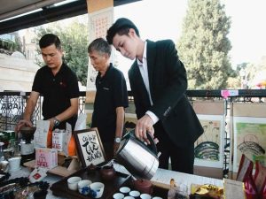 Ông Đặng Đình Hà – Giám đốc Công ty Coffee and Tea Viêt Nam đang giới thiệusản phẩm trà, cà phê tại sự kiện