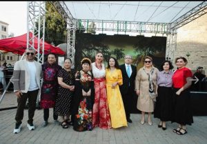 Ngài Shovgi Kamal Oglu Mehdizade – đại sứ Đặc mệnh toàn quyền Cộng hòa Azerbaijan tại Việt Nam chụp cùng các nghệ sĩ