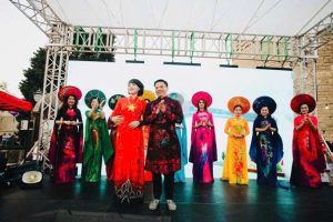 Tiết mục trình diễn trang phục áo dài tại buổi lễ.