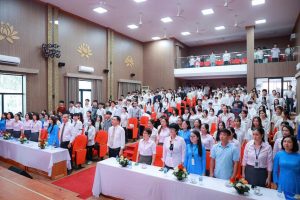 Thực hiện nghi lễ chào cờ.