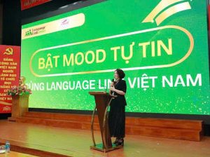 Tiến sĩ Trịnh Thị Thu Hà, Bí thư Đảng ủy, Hiệu trưởng nhà trường phát biểu tại chương trình