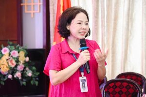 Trịnh Thị Thu Hà, Bí thư Đảng ủy, Hiệu trưởng Nhà trường chia sẻ tại chương trình.