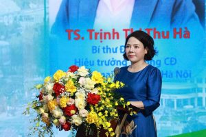 Ts. Trịnh Thị Thu Hà, Bí thư Đảng ủy, Hiệu Trưởng phát biểu tại sự kiện