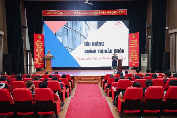 TS Trịnh Thị Thu Hà, Bí thư Đảng ủy, Hiệu trưởng giảng dạy tại buổi Chính trị đầu khóa
