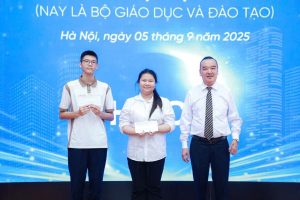Thầy Nguyễn Hiếu - Phó Hiệu trưởng nhà trường lên trao quà cho các em học sinh đạt điểm cao trong kỳ thi tuyển sinh vào lớp 10 THPT