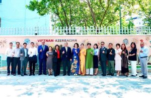Đoàn đại biểu thăm quan bức tường gốm sứ của trường