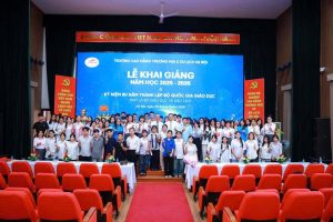 Thầy/cô và trò chụp hình lưu niệm tại Lễ khai giảng.