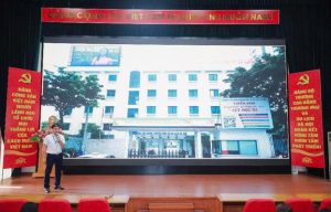 Thầy Phạm Kim THu - Phó Trưởng phòng Tổ chức - Hành chính quản trị giới thiệu về cơ sở vật chất của nhà trường