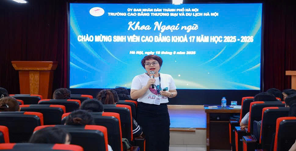 Cô Đỗ Hải Vân – Phó Trưởng khoa chia sẻ tại buổi gặp mặt