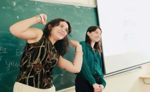 Sự thoải mái giữa cô và trò trong giờ học tiếng Anh tạo nên sự tự tin cho sinh viên.
