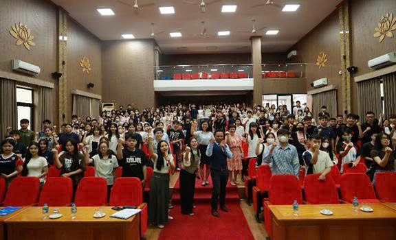 Toàn cảnh buổi làm việc về tiếp cận sinh viên trước khi diễn ra ký kết giữa các bên