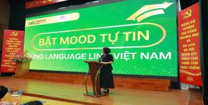 Tiến sĩ TRịnh Thị Thu Hà, Bí thư Đảng ủy, Hiệu trưởng phát biểu buổi làm việc về tiếp cận sinh viên trước khi diễn ra ký kết giữa các bên