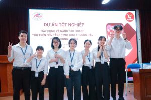 Sinh viên ngành Thương mại điện tử bảo vệ dự án tốt nghiệp