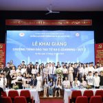  Đại diện nhà trường, đối tác triển khai chương trình đào tạo từ xa E-Learning, và sinh viên chụp ảnh lưu niệm
