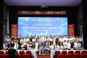  Đại diện nhà trường, đối tác triển khai chương trình đào tạo từ xa E-Learning, và sinh viên chụp ảnh lưu niệm