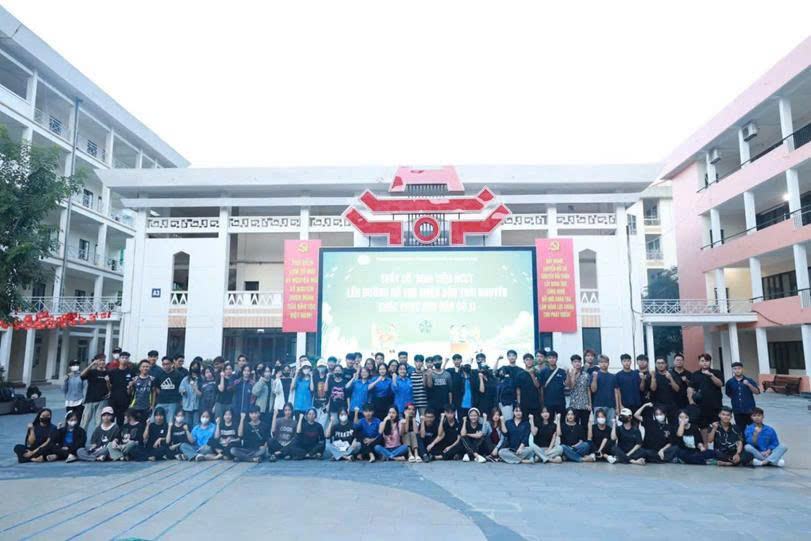 Cô Lê Diệu Thúy – Trưởng phòng Công tác HSSV và đoàn tình nguyện gồm hơn 100 sinh viên HCCT cùng các thầy cô giáo đã khởi hành chyến đi từ rất sớm