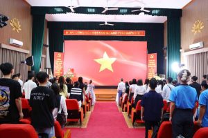 Khoảnh khắc trang nghiêm trong nghi thức chào cờ mở đầu buổi lễ