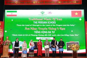 Trịnh Thị Thu Hà, Hiệu trưởng Trường Cao đẳng Thương mại và Du lịch Hà Nội tặng quà tri ân ông Mir Ali Mohammadi, Đại biện lâm thời Đại sứ quán Iran tại Việt Nam và các thành viên nhóm nhạc Sar Afshan.
