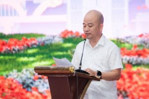 (Nhà báo Nguyễn Đình Khải – Phó Tổng Biên tập Tạp chí Sức Khỏe Việt- Trưởng Ban Tổ chức- phát biểu khai mạc chương trình.)