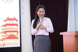 Ảnh: Cô Lê Diệu Thúy, đại diện phòng CTHSSV bày tỏ niềm vui và sự ủng hộ dành cho CLB.