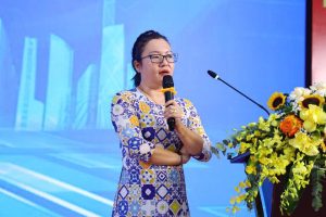 Bà Đậu Thị Bích Thủy, Phó Giám đốc Công ty Cổ phần Tư vấn Dịch vụ Đào tạo AUM Việt Nam chia sẻ trong buổi lễ khai giảng chương trình đào tạo từ xa E-Learning (Đợt 2)