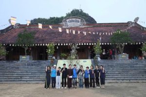 CLB Tiếng Trung HCCT quyên góp tiền ủng hộ chùa Hang