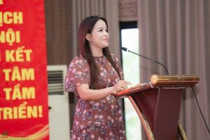 (ThS. Nguyễn Thị Hồng Hoa- Phó Bí Thư Đảng ủy, Phó Hiệu trưởng phát biểu chia sẻ tại chương trình)