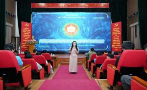 Cô Lê Diệu Thúy – Trưởng phòng Công tác HSSV trao đổi với sinh viên tại buổi học