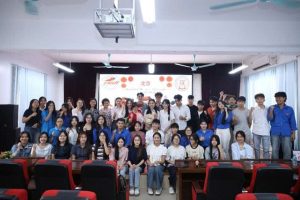 Giảng viên, Ban lãnh đạo CLB và các thành viên cùng chụp ảnh lưu niệm.