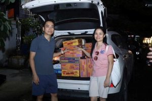 Cô Lê Diệu Thúy - đã kêu gọi bạn bè ủng hộ tiền mặt và hiện vật cho bà con tỉnh Thái Nguyên – và đại diện các bạn của cô)