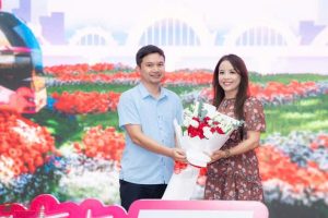 ThS. Nhà báo Chúc Kim Vinh – Tổng Biên tập Tạp chí Sức Khỏe Việt tặng hoa cho đại diện nhà trường.