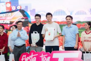 BTC trao giải cho các đội tham gia chương trình mini game.