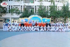 Cô Lê Diệu Thúy – Trưởng phòng CTHSSV và các thầy cô cùng đội võ chụp ảnh trước giờ thi đấu