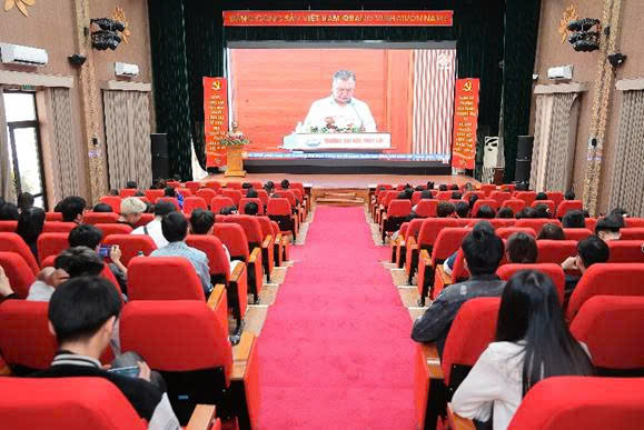 (HSSV HCCT theo dõi Livestream tọa đàm tại Hội trường A3)