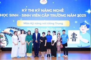 Ban Giảm khảo và các thí sinh tham gia cuộc thi Kỹ năng nghề HSSV năm 2025 – Kỹ năng nói tiếng Trung quốc.