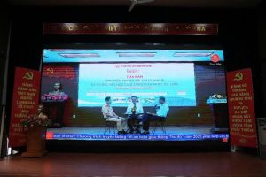 (TS Vũ Hồng Trường - Chuyên gia giao thông; Trung tá Nguyễn Tài Nghĩa - Phó Đội trưởng Đội tuyên truyền, điều tra, giải quyết tai nạn và xử lý vi phạm giao thông tại buổi Tọa đàm)