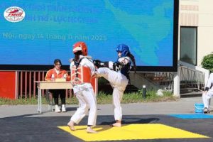 Các thí sinh  thi đấu nội dung võ