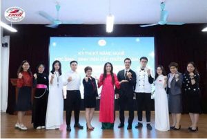 Ban Giảm khảo và các thí sinh tham gia cuộc thi Kỹ năng nghề HSSV năm 2025 – Kỹ năng nói tiếng Anh.