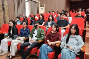 (HSSV HCCT theo dõi Livestream tọa đàm tại Hội trường A3)