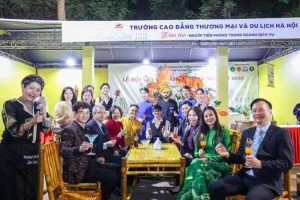 TS. Trịnh Thị Thu Hà - Bí thư Đảng ủy, Hiệu trưởng Trường Cao đẳng Thương mại và Du lịch Hà Nội cùng các thầy cô, khách mời và giảng viên tham dự hoạt động giao lưu trong khuôn khổ sự kiện, lan tỏa tinh thần gắn kết, sáng tạo và bản sắc văn hóa HCCT