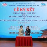 Bà Kang Helen Hye-Yung (Lee Hye Yung) - Phó Hiệu trưởng Trường Đại học Shin Ansan, Viện trưởng Viện Hợp tác Quốc tế (bên trái) và ThS. Nguyễn Thị Hồng Hoa - Phó Bí thư Đảng ủy, Phó Hiệu trưởng Trường Cao đẳng Thương mại và Du lịch Hà Nội (bên phải) tại lễ ký kết.
