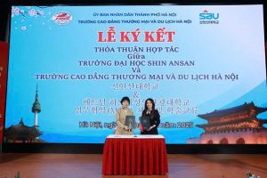 Bà Kang Helen Hye-Yung (Lee Hye Yung) - Phó Hiệu trưởng Trường Đại học Shin Ansan, Viện trưởng Viện Hợp tác Quốc tế (bên trái) và ThS. Nguyễn Thị Hồng Hoa - Phó Bí thư Đảng ủy, Phó Hiệu trưởng Trường Cao đẳng Thương mại và Du lịch Hà Nội (bên phải) tại lễ ký kết.