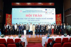 Đại diện Trường Đại học Shin Ansan (Hàn Quốc), Phòng Thương mại Hàn Quốc tại Việt Nam và lãnh đạo Trường Cao đẳng Thương mại và Du lịch Hà Nội tham dự Hội thảo “Cơ hội học tập và phát triển nghề nghiệp tại Hàn Quốc”